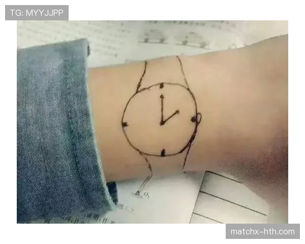 廖秋云穿睡衣去买菜那张图，手腕上的表把我看懵了
